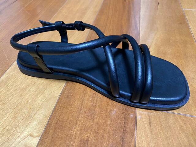 【UNIQLO ナローストラップサンダル】自立した立体的な設計