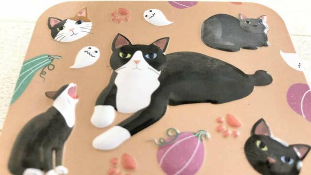 【カルディオリジナル ハロウィンネコミニ缶 ベージュ】中にはキャンディが入っています