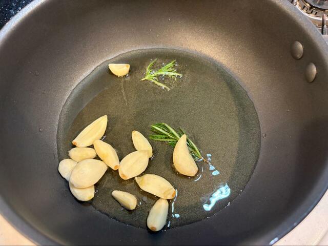 【コストコ シーフードアヒージョ】にんにくとローズマリーの香りが立ちのぼる瞬間、食欲が一気に爆発♪