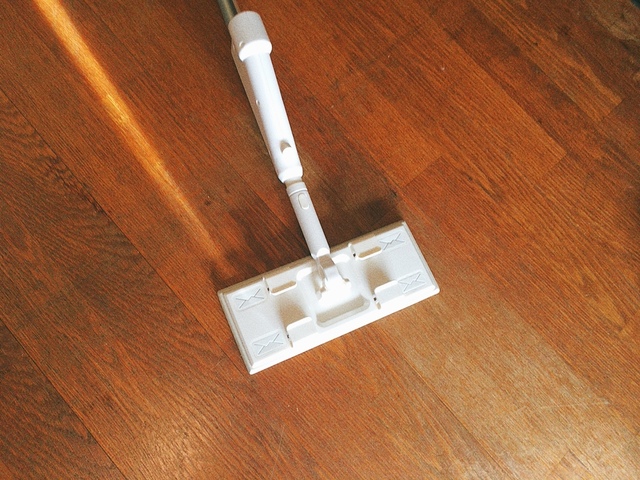 【カインズ フローリングスプレーワイパー FSW-25】雑巾やシートを挟めます