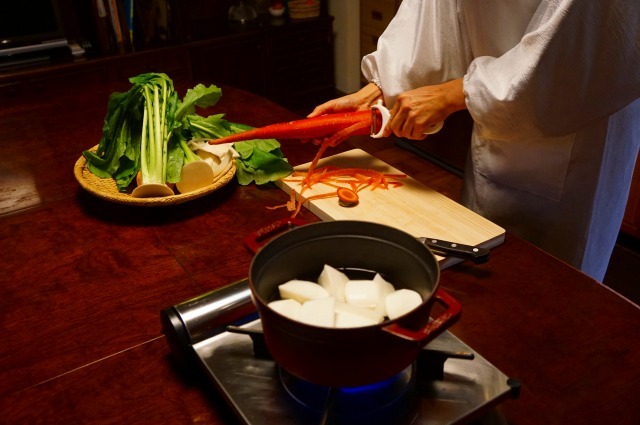 【白みそシチューの作り方4】ひたひたの出汁で蕪を煮ながら人参の皮を剥きます