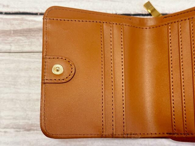 左右に3つのカードポケット付き