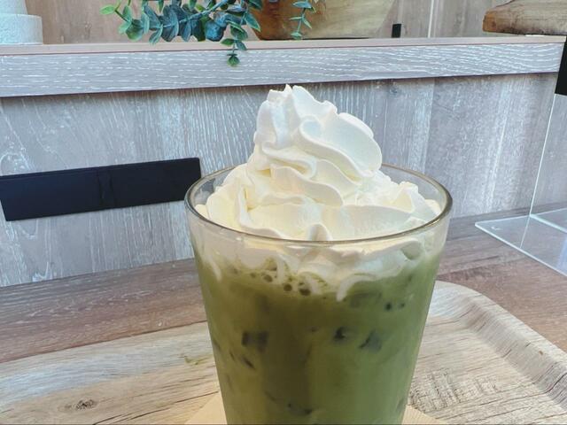 【モスバーガー&カフェ アイス抹茶ラテ】スイーツとの組み合わせにもおすすめ