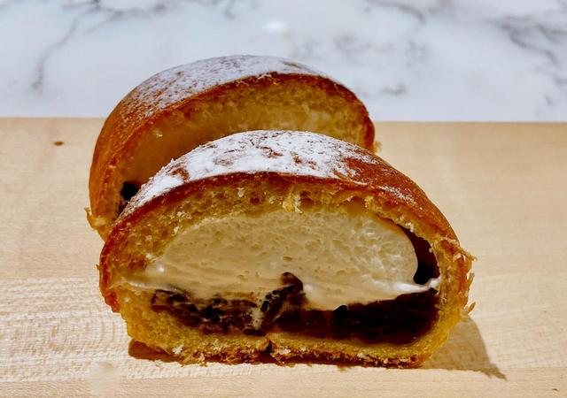 生クリームあんぱんは、生クリームと小倉あんの二重層が楽しめます