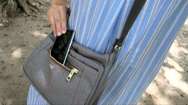 【anello GRANDE（アネロ グランデ） ショルダーバッグ】スマホの出し入れは体から一番外側にあるCポケットが便利でした！