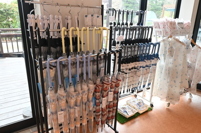 気分が上がる傘！ニョロニョロの持ち手の傘にも注目