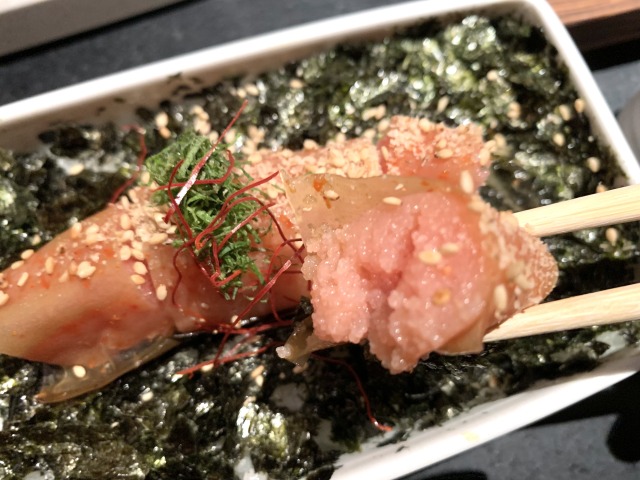 明太子には薄削の昆布が巻かれている