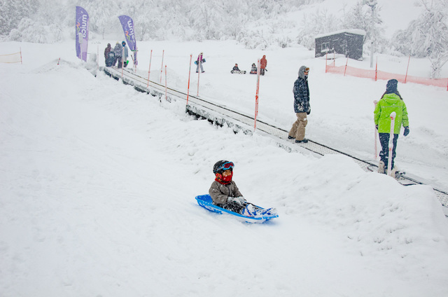 ムイカスノーリゾート（子どもモデルのスノーウェア提供：ISBJÖRN） 