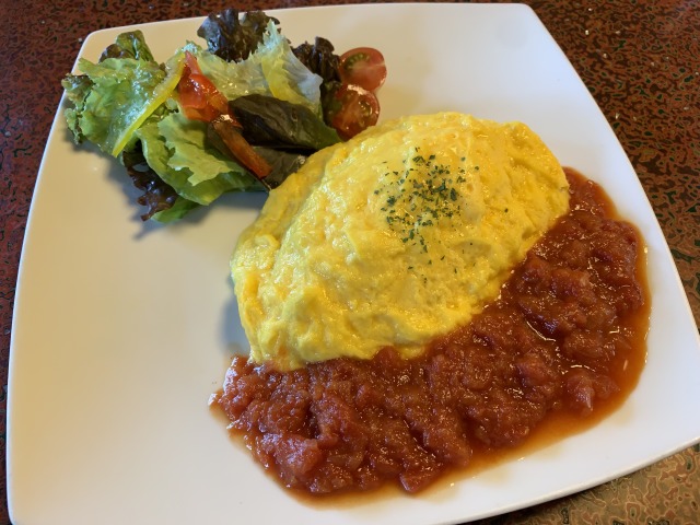 〈cafe and gallery 川原町屋〉のオリジナルオムライス（ミニパフェ付き/1,950円）