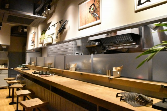 店内：カウンター