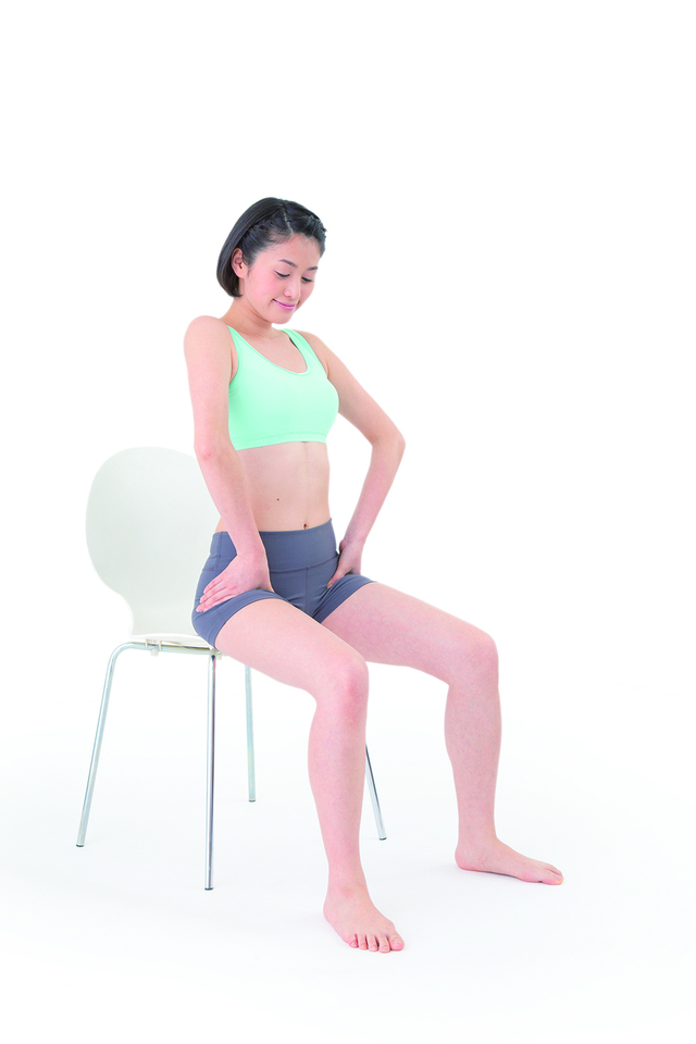 揺れない太ももをつくる「気リンパ」メソッドその2／太ももをグルリと押し流し（5回）／1. イスに浅く座り、太ももをつかみ、親指でそけい部を押す