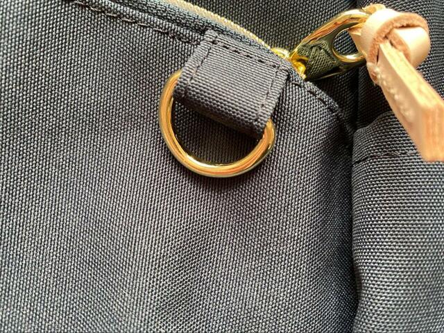 【anello MART リュック】前面にはDカンが付いているので、よく使うアイテムを外付けできます◎