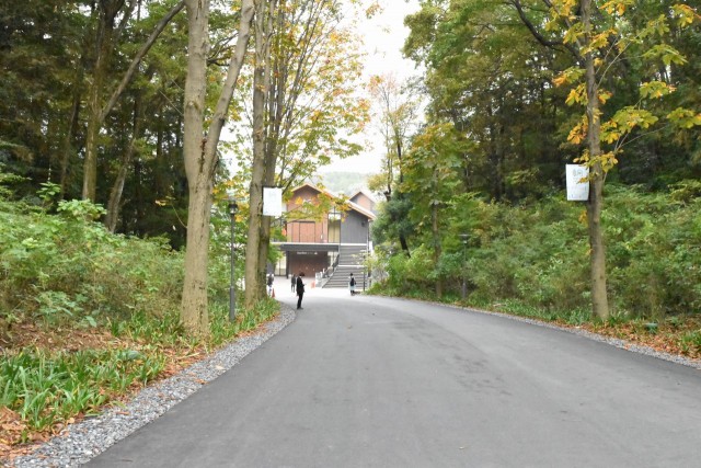 バスを降りると小鳥の声が聞こえ、まるで森の中にいるような気分になれる