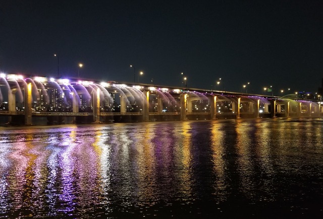 フライドチキンとビール片手に川辺で楽しむ人も多い盤浦大橋のレインボー噴水ショー