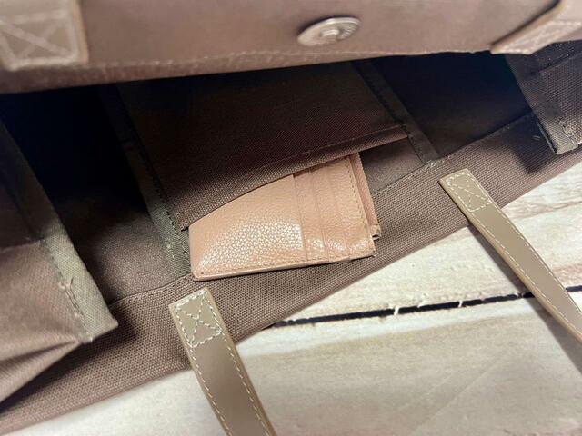 ポケットはミニ財布を入れるのにぴったりなサイズ感