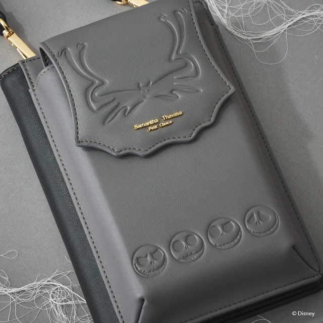 「ジャック」の顔と襟のデザインの型押し。表情が可愛い♪　スマホショルダー ¥19,800【サマンサタバサプチチョイス『ナイトメアー・ビフォア・クリスマス』コレクション】