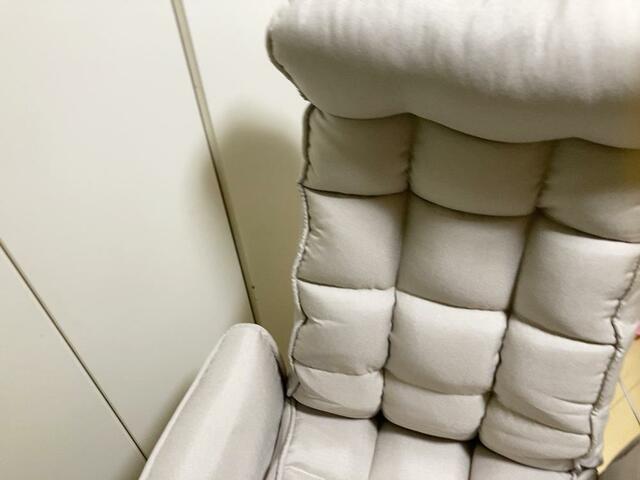 【アイリスオーヤマ 回転ファブリックチェア ハイバック】モコモコのクッションが体を包み込むようにフィットし、適度な硬さで体重をしっかり支えてくれます