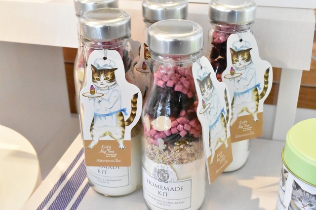 卵を混ぜるだけでクランベリーのビスコッティ―の生地ができる