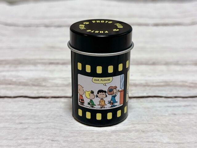 イエローの缶には、PEANUTSの仲間たちがたくさん登場！