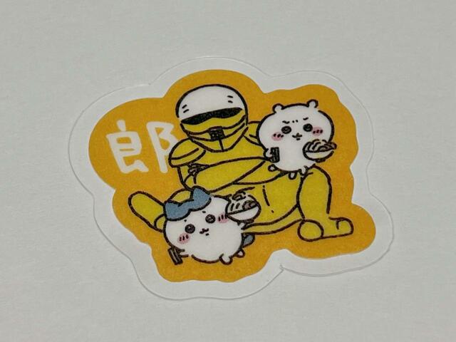 ラーメンの鎧さんとちいかわ＆ハチワレのシールも！勇ましいちいかわの表情がキュート♪