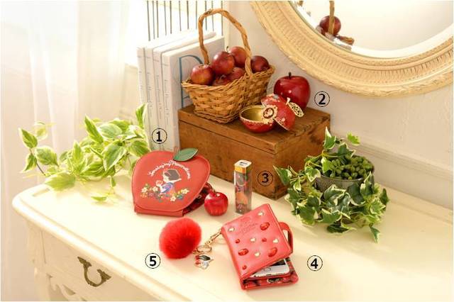 ①ミラー / 1,500円②りんごアクセサリーケース / 3,900円③モバイルバッテリー / 2,900円④iphone7用スマホケース / 2,900円 ⑤キーホルダー / 1,300円