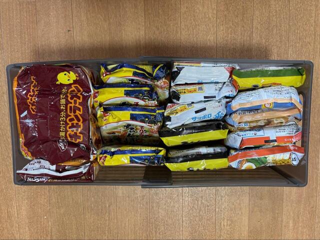 【3COINS 伸縮収納ケース（L）／KITINTO】棚の中身を全部出し、ケースに収納。伸縮幅は最大です