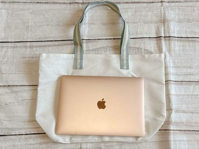 13インチのMacBook Airもラクラク収納できるサイズ感