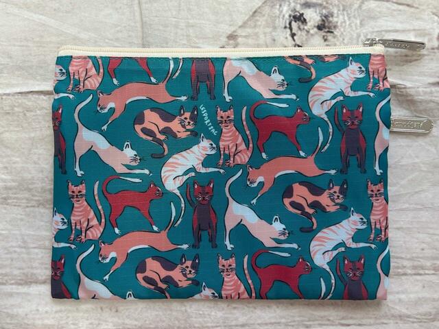 バックも総柄デザインです！