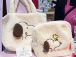 【タカシマヤ アムール・デュ・ショコラ 2026/SNOOPY meets BRUYERRE】ベージュのミニトートバッグとスクエアポーチは今年の新作