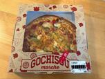 【ロピア マルゲリータピザ】「GOCHISOU marche」のおしゃれなボックス入りで626円、窓から見えるチーズたっぷりのビジュアルが開ける前から期待感を高めてくれます♪