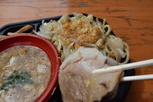 「つけ麺VSラーメン」で“肉麺”実食!/らー麺土俵 鶴嶺峰 ZAN~山~ の、「背脂つけ麺」 チャーシューの下にはにんにくが