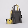 【PEANUTS×FURLA】「フルラ マンジョベ S クロスボディ」¥69,300(税込み)、W16 x H20 x D9cm(全2色)