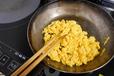 【豆腐の三色丼】炒り卵を作ります