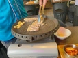 【韓国大衆酒場 ラッキーソウル 渋谷文化村通り店 実食レポート】鉄板は肉の余分な脂を落とす溝付きになっていて、ヘルシーに食べられます