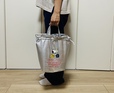 【PEANUTS 保冷巾着トート（レギュラー）】レギュラーサイズは約 W19×H30×D16cm。約115gと軽量なのも嬉しいポイント♪