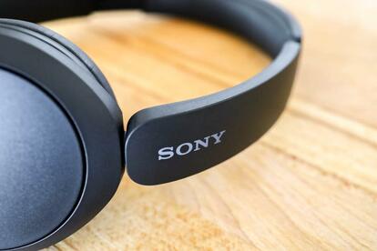 私が「SONYのノイキャンなしヘッドホン」をあえて使う理由。“軽い”って