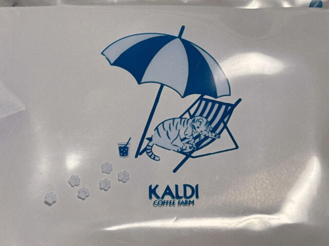 ビーチチェアーでくつろぐかわいいにゃんこ♪砂の上に残った肉球の足跡もかわいい！