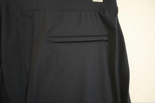 【UNIQLO ウルトラストレッチエアリズムジョガーパンツ】チャック付きのバックポケット