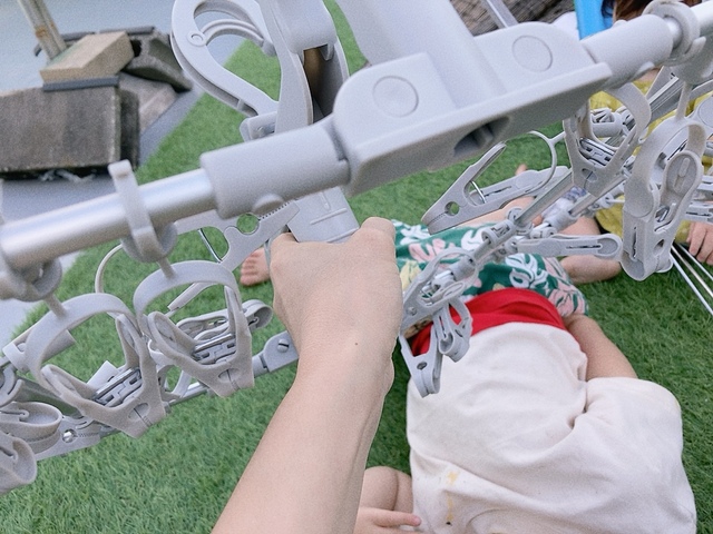 【カインズ 楽干し・楽カケ アルミ洗濯ハンガー 40ピンチ】下から持てる