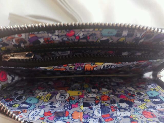 チャック付きポケットがあります