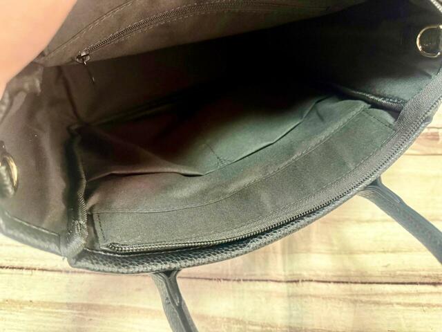 内側のフロント側には、仕切りポケットが2つついています