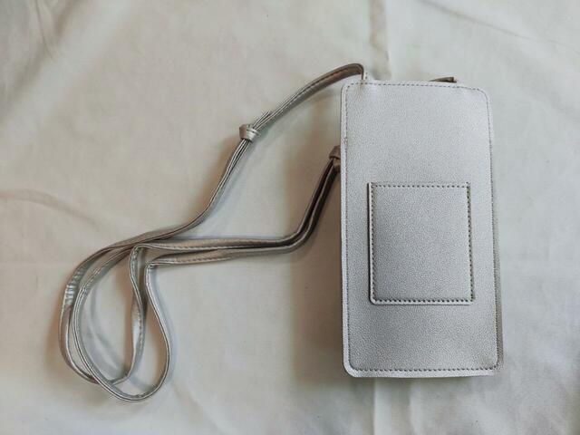 裏面はICカードが入る