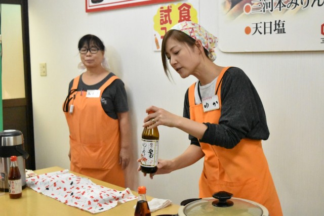 出汁を使ったスープの試飲