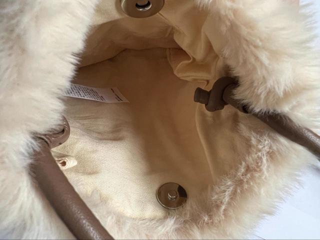 【ユニクロ フラッフィーミニショルダーバッグ】ひもの長さを調節できて便利