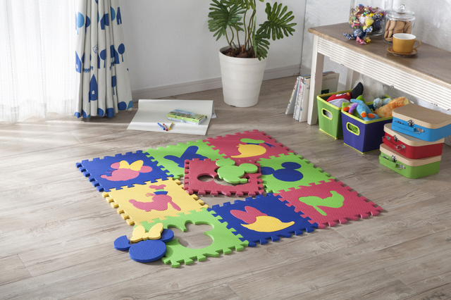 ジョイントパズルマット9枚組 ＜ミッキーと仲間たち＞ 698円（税込）