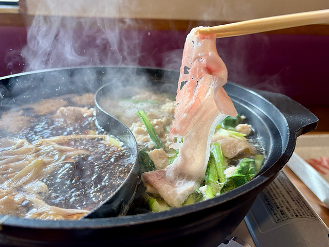 【夢庵　牛・豚コース】牛肉はもちろんのこと、豚肉も脂が程よく乗っており旨味と甘みを楽しめます