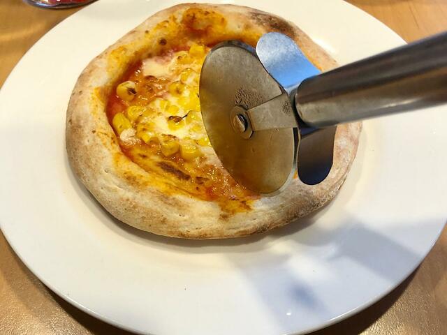 【ガストフィットメニュー】ピザカッターがついてくるので、一口サイズに切ってからいただきましょう！