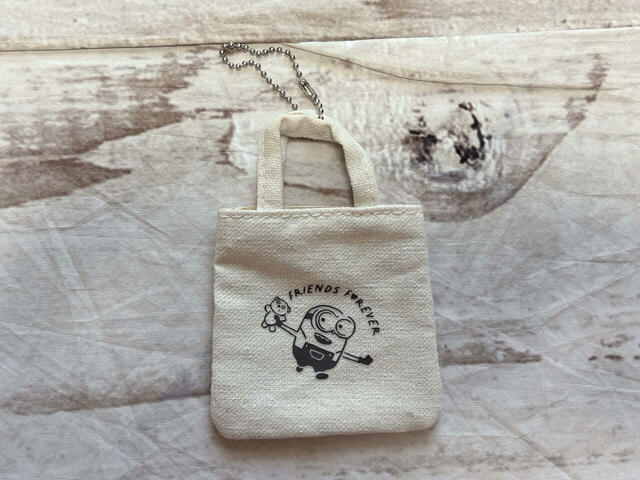 チャームにもなるミニトート