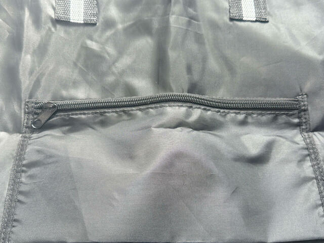 ファスナー付きの背面ポケットは、すぐ取り出したい小物の収納、仕分けに最適