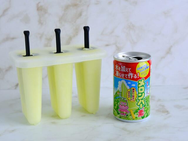 好きな容器に入れて、クリームメロン風メロンバーを冷凍庫で冷やします